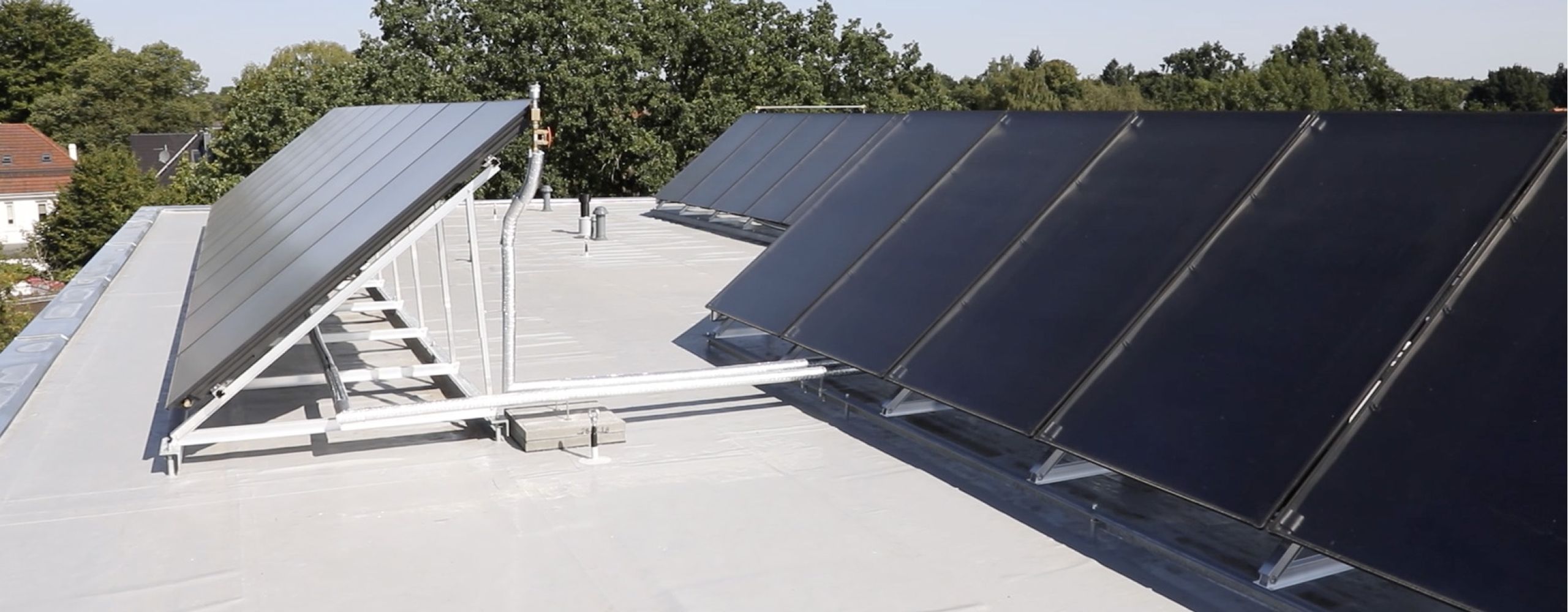 Sonnenkollektoren auf dem Dach einer Immobilie mit Solarthermie Anlage