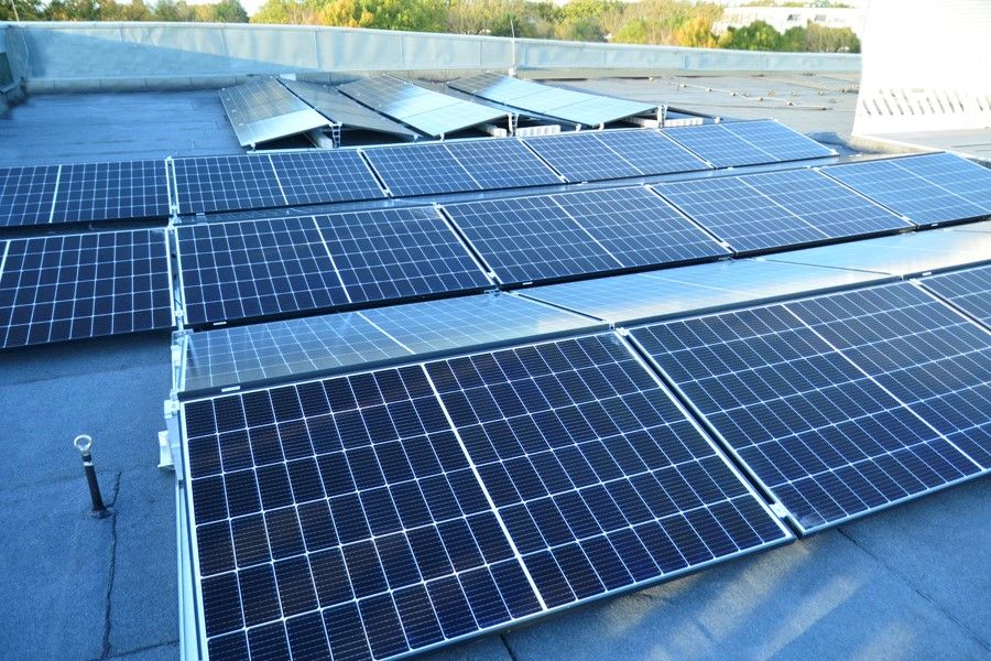 Solarzellen einer Photovoltaik Anlage in Hamburg
