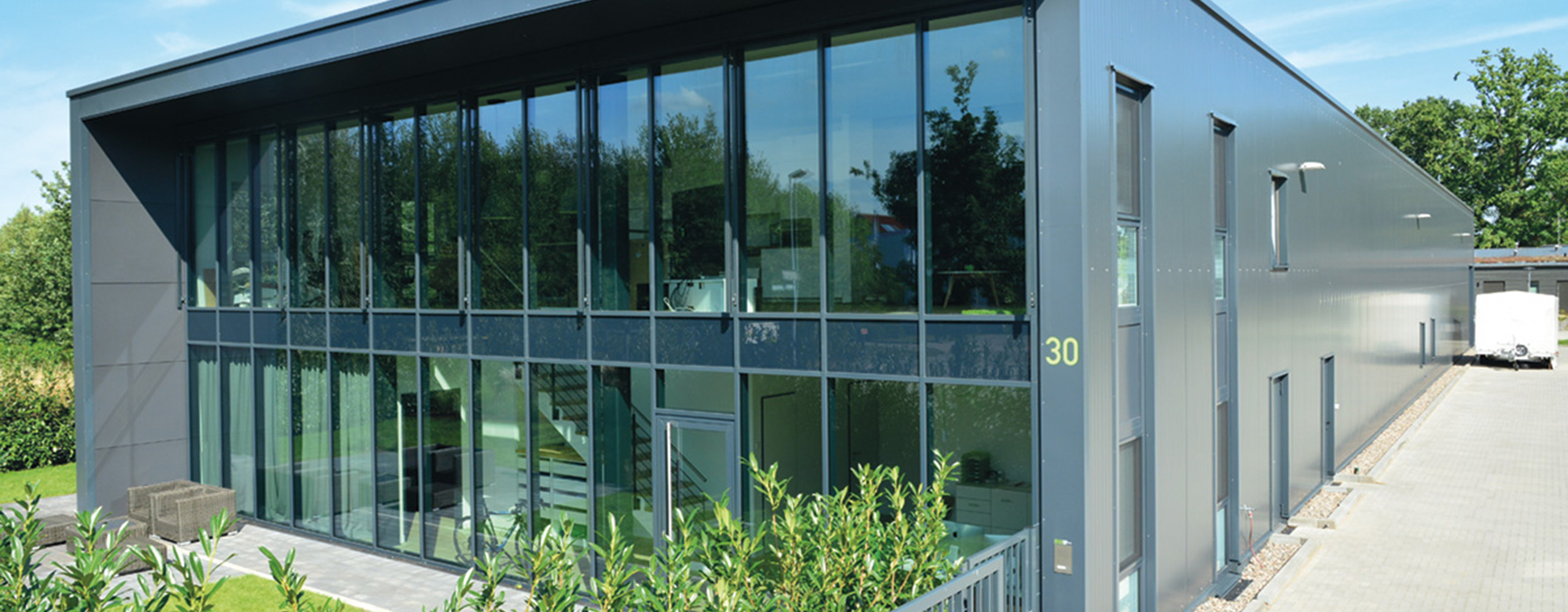 Hallenbau mit angeschlossenem Büro
