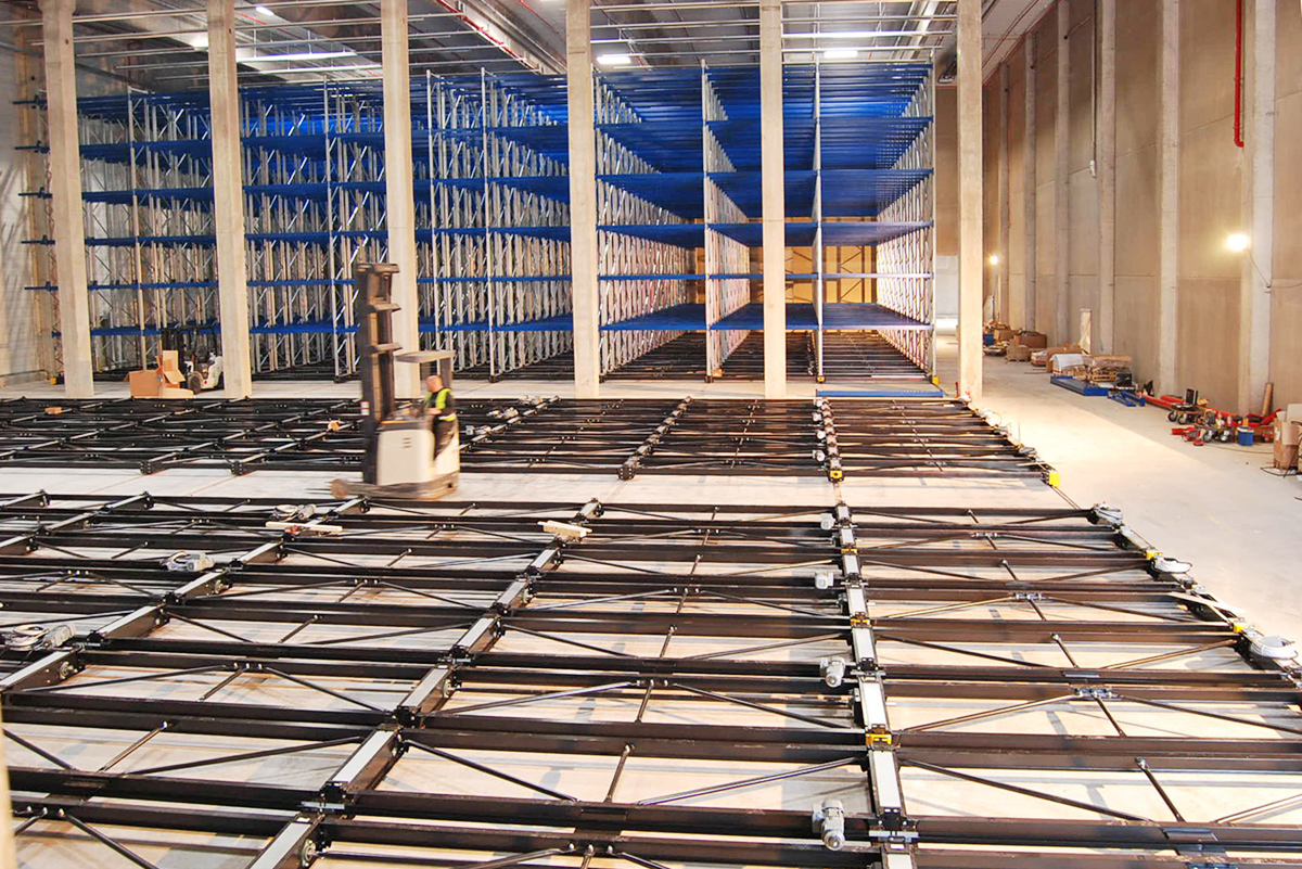 Halle mit Hochregallager im Bau