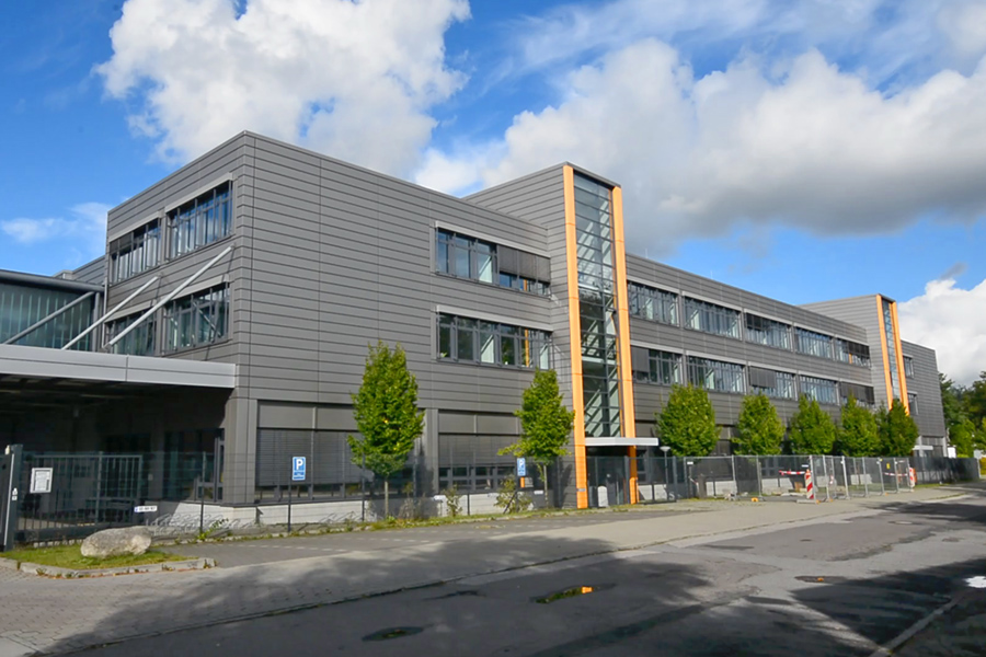 Vom Generalunternehmen realisierter Hallenbau mit Büro