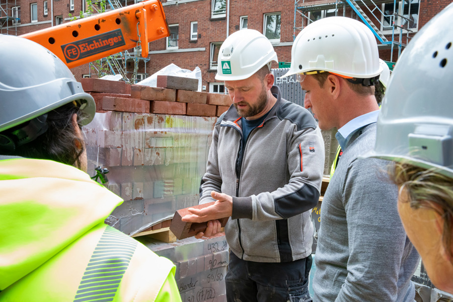 Team des Generalübernehmers auf der Baustelle