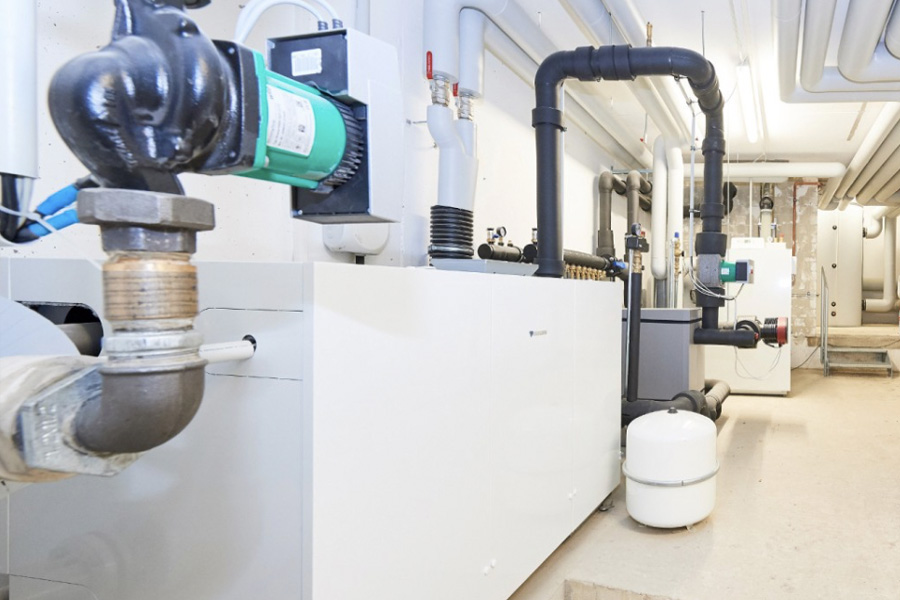 Heizungskeller mit Geothermieanlage und Erdwärmepumpe