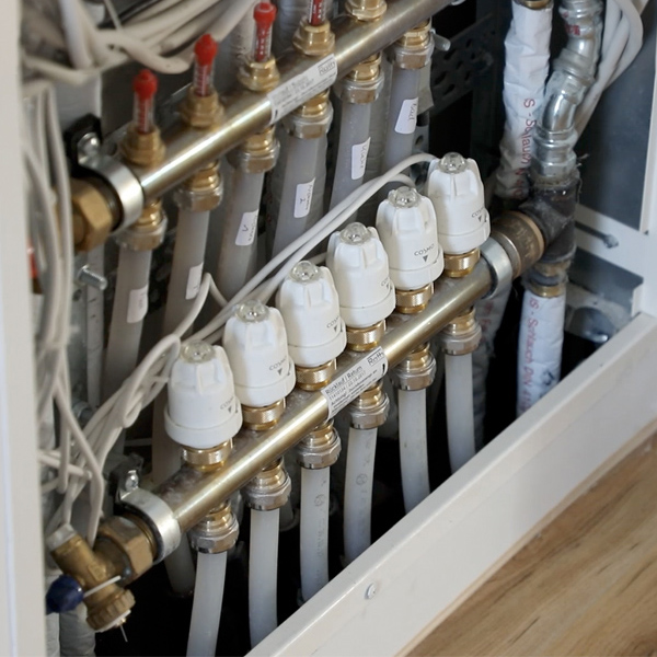 Steuerung der Fußbodenheizung in der Wohnung betrieben mit Wärmepumpen