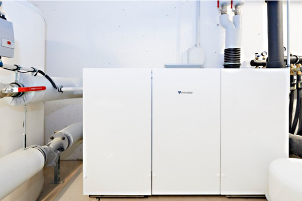 Erdwärmepumpe im Heizungskeller von Bosch Junkers