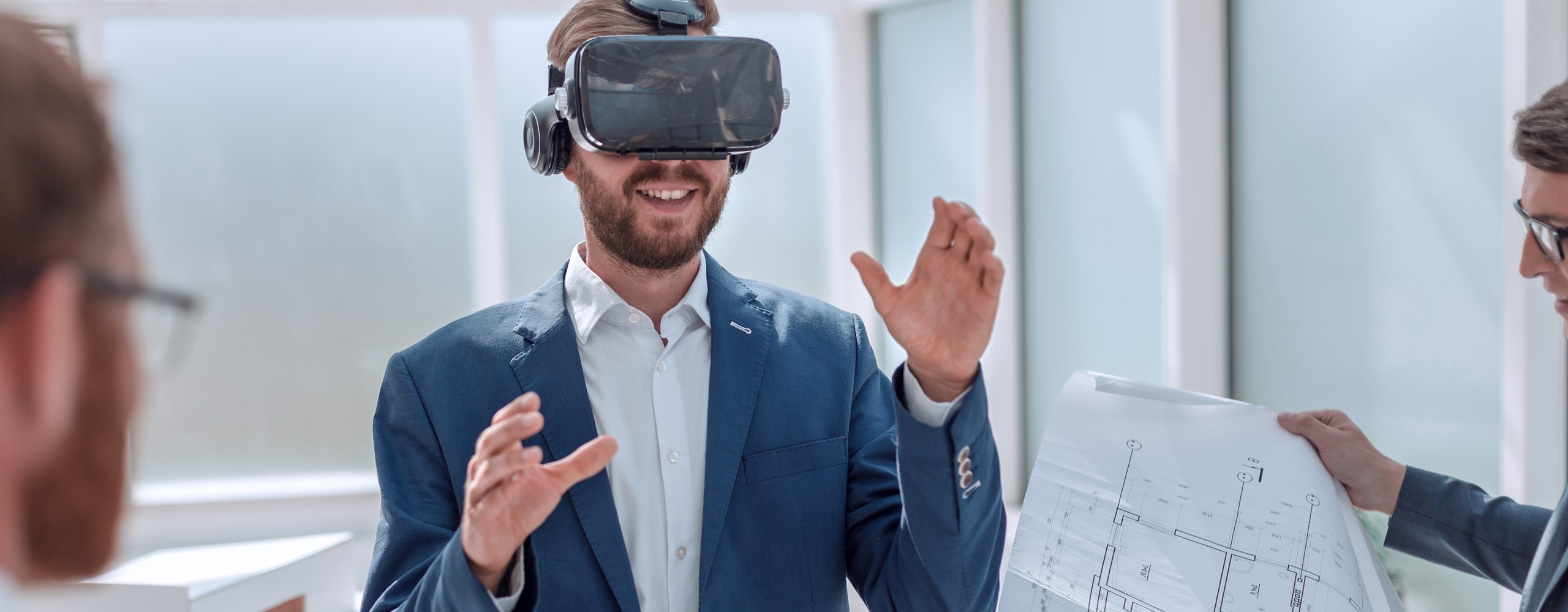 Bauherr mit VR-Brille sieht sich 3D Visualisierung eines Gebäudes an