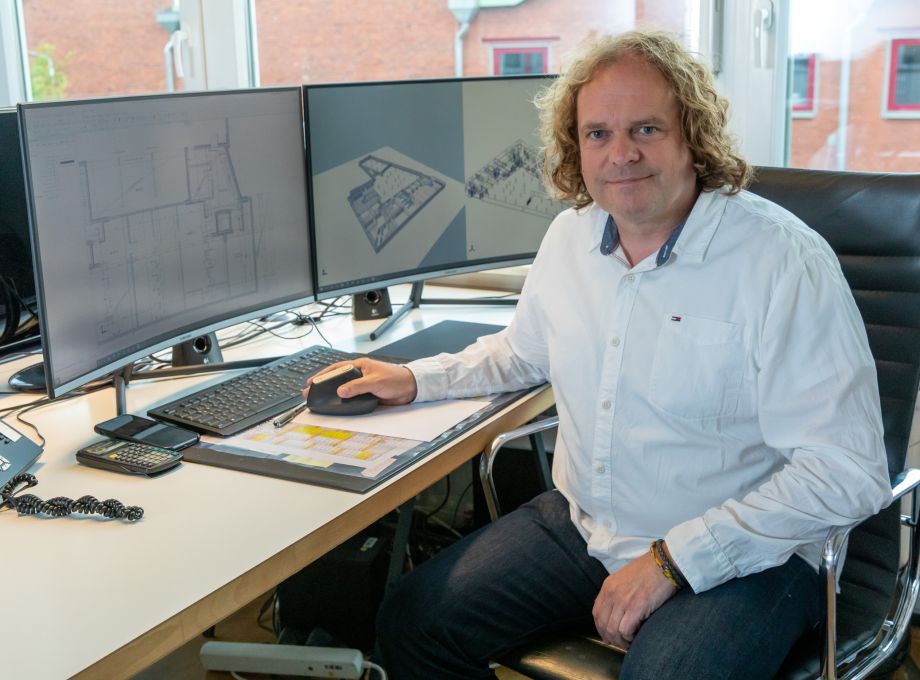 BIM Experte am Bildschirm mit Building Information Model